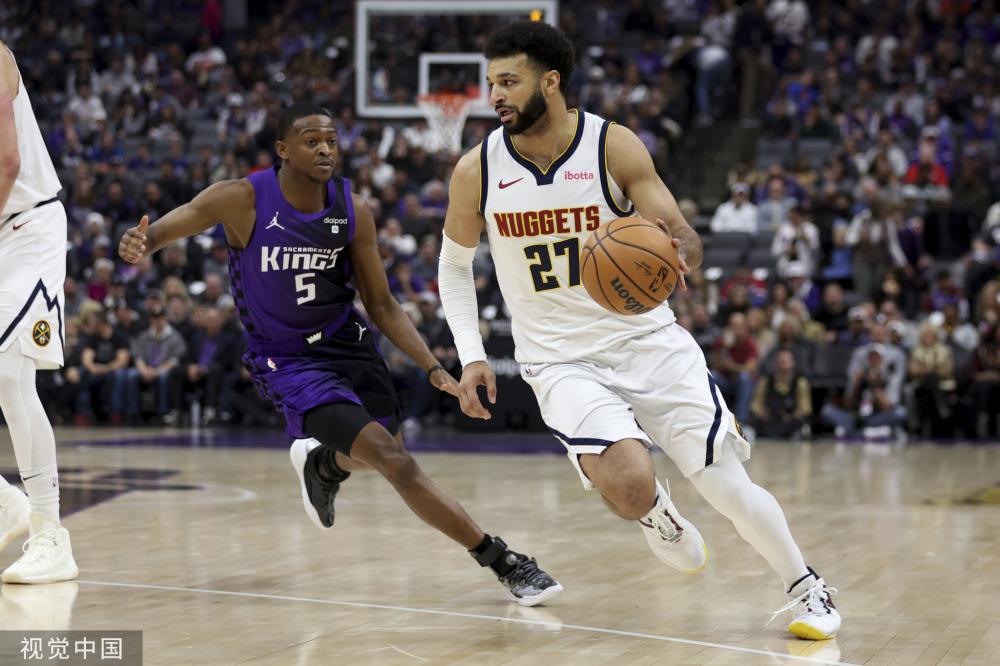 有说有笑，沙特主帅勒纳尔赛后拽紧伊万衣领.